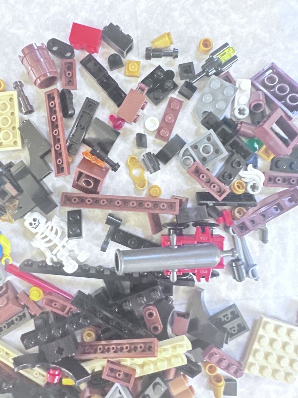 Vintage LEGO Pirates Mixed Lot 190 Pcs Cannon Pirate Skeleton Minifigures L1